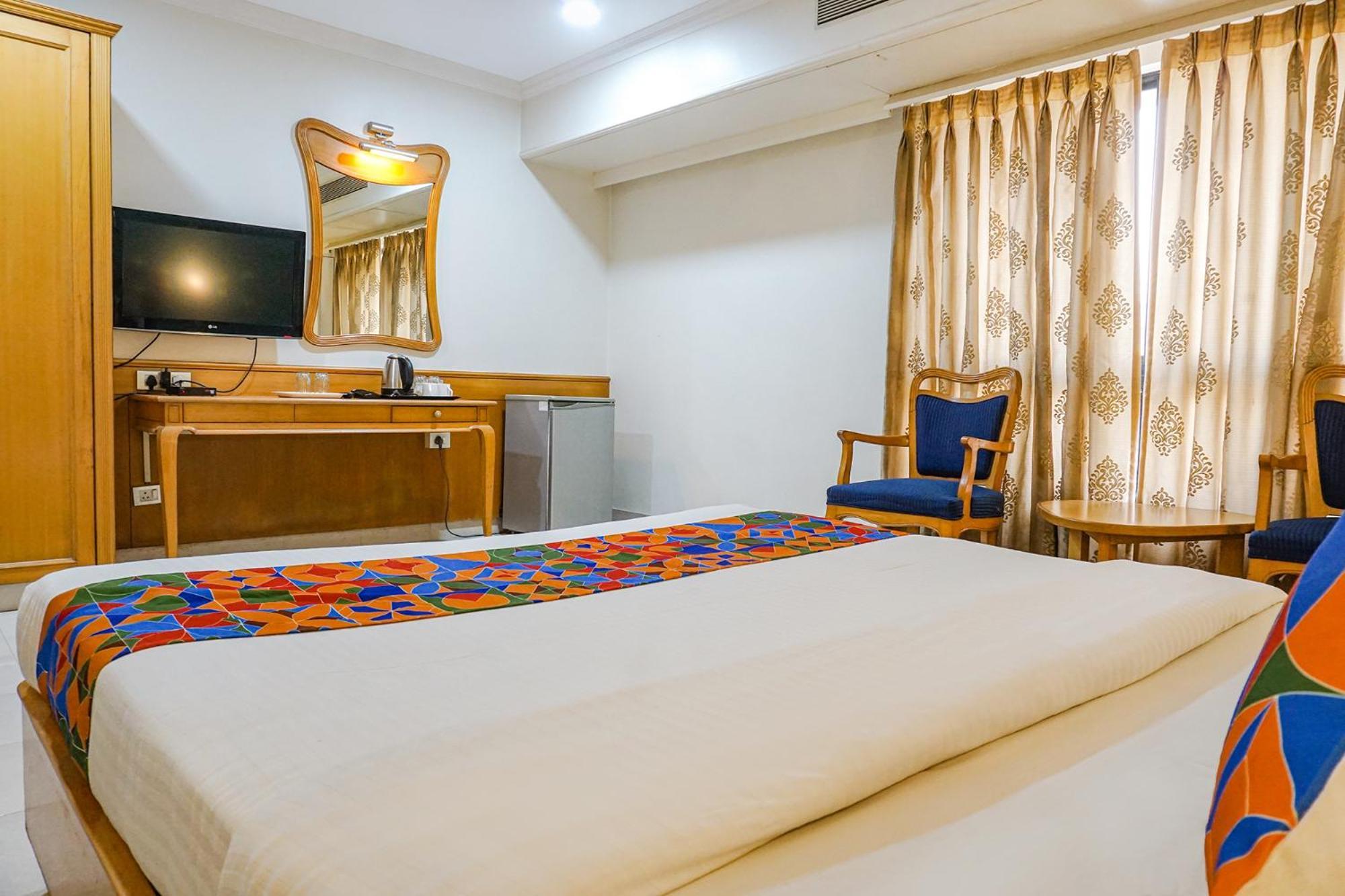 The Ambassador Hotel 浦那 外观 照片